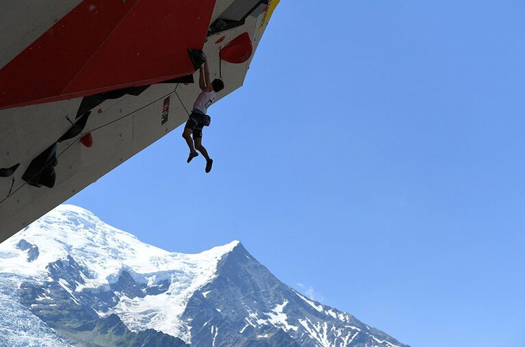 アルプスの壮大な山脈を背景に熱戦が繰り広げられた。 ／ photograph by AFLO