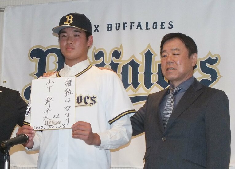2020年11月、オリックスと仮契約した山下舜平大（当時18歳）　©JIJI PRESS