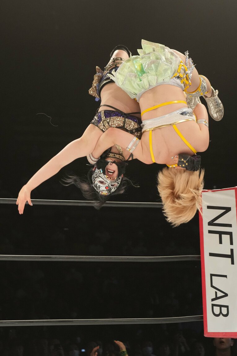 エターナルフォーを放ったスターライト・キッドだが、なつぽいを仕留められず