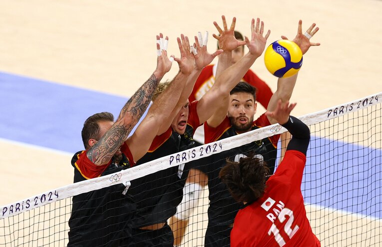 高橋藍のスパイクを防ぐドイツのブロック　©︎Reuters/AFLO