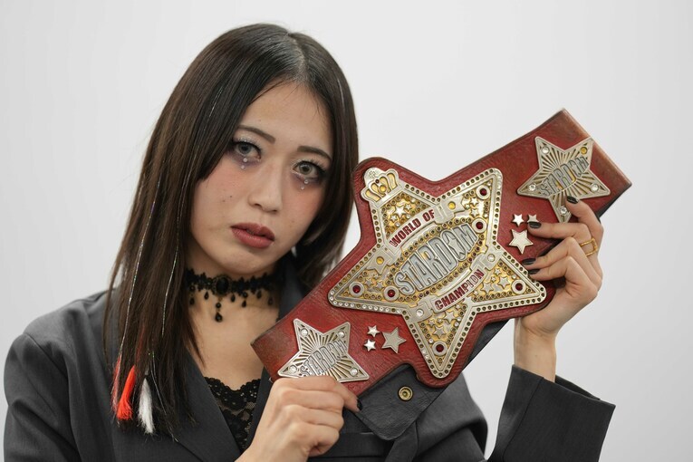 赤いベルトを持ちポートレート撮影に応じる上谷沙弥　©Essei Hara