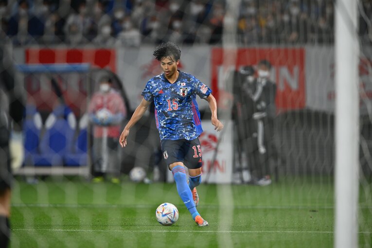 左サイド深くまで侵入した三笘薫　©Takuya Kaneko/JMPA