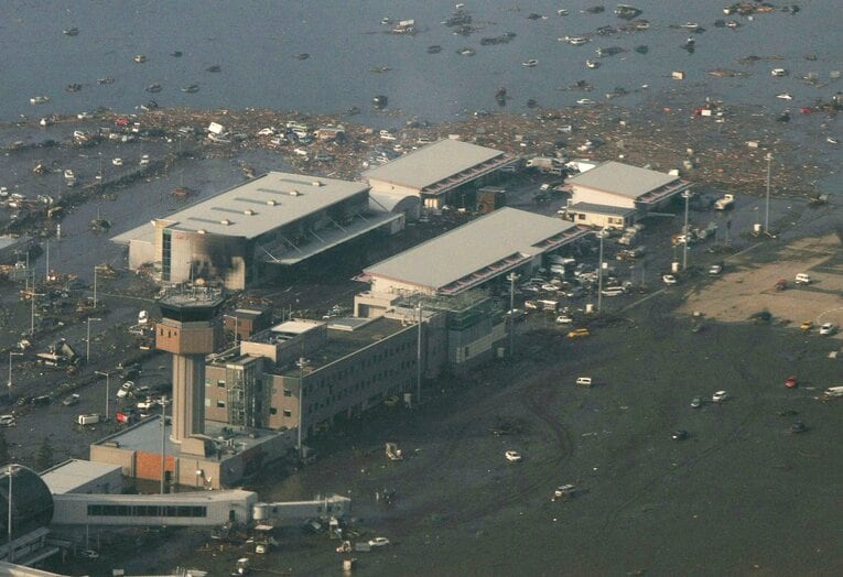 地震と津波による被害を受けた仙台空港　©JIJI PRESS