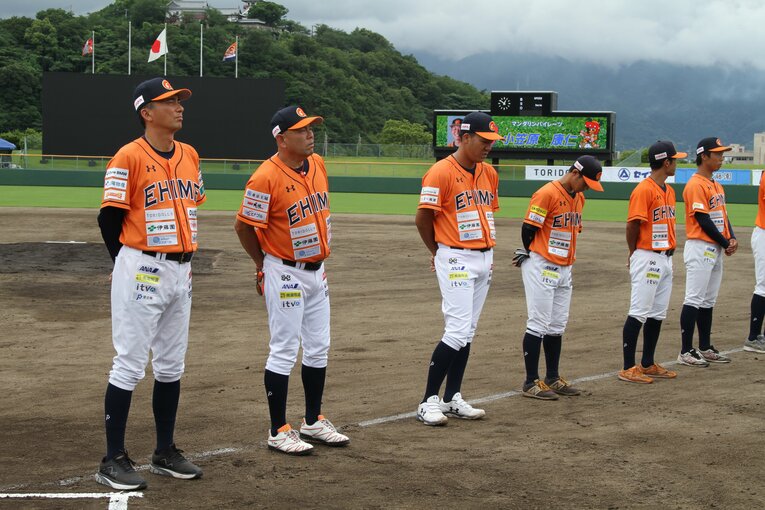 四国アイランドリーグPlus愛媛コーチ時代（左から3人目が白根さん）©Kou Hiroo