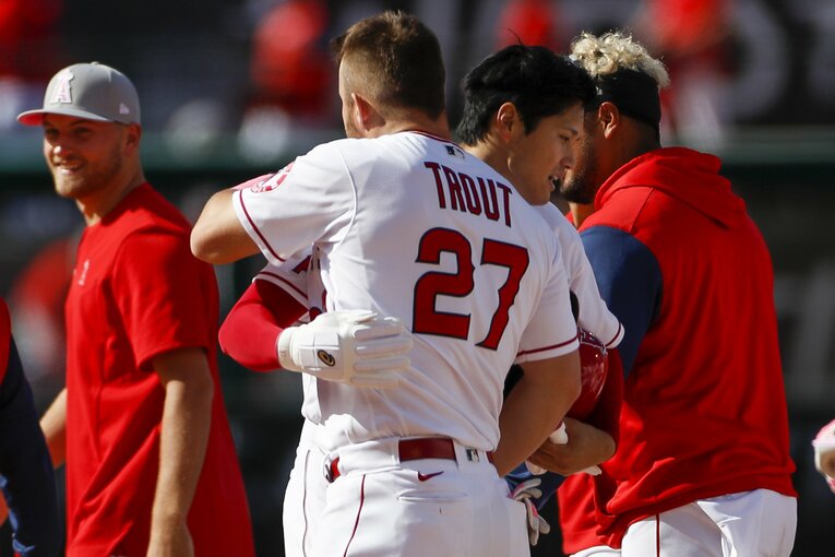 アニキと慕うトラウトとの熱いハグ　©Getty Images