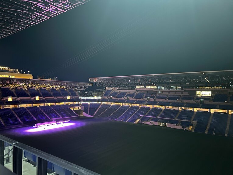 ホテルのバルコニーから眺める夜のPEACE STADIUM