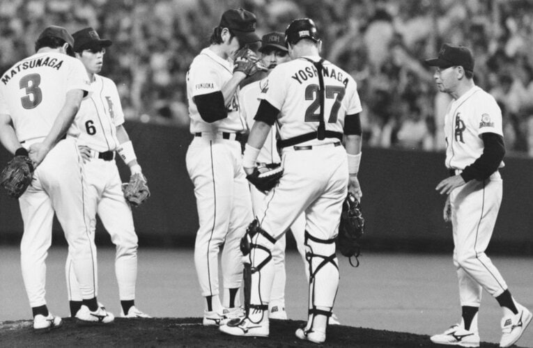 ダイエー時代、打ち込まれた下柳のもとへ駆け寄る根本監督（右）©︎KYODO