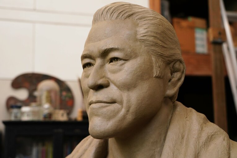 完成した粘土の猪木像の原型