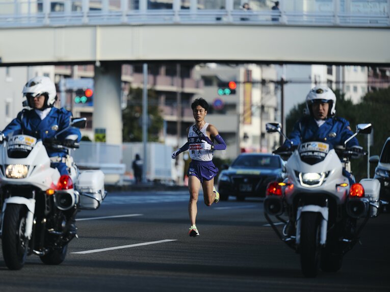 2区を首位で独走する主将の鈴木　©Yuki Suenaga