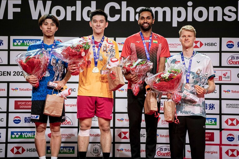 昨年の世界選手権男子シングルスで銀メダルを獲得（一番左）　©AFLO