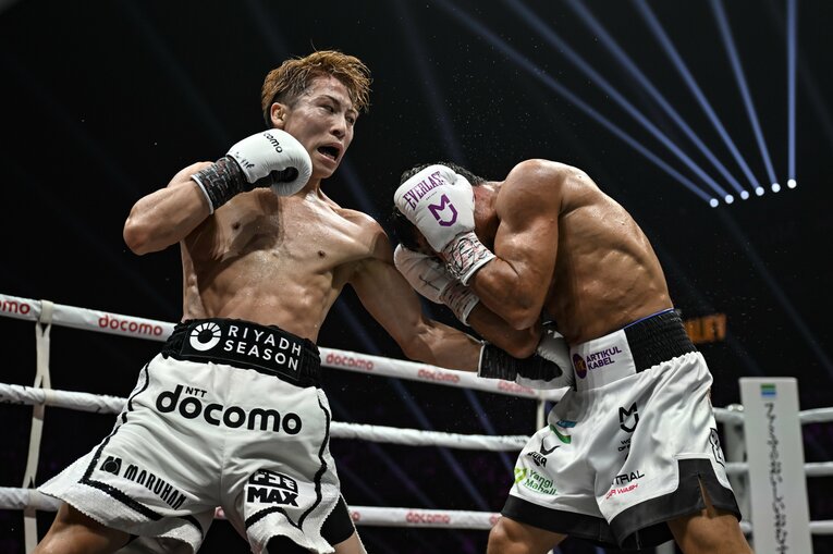 6R、井上の6連打がアフマダリエフを襲う　©Hiroaki Finito Yamaguchi