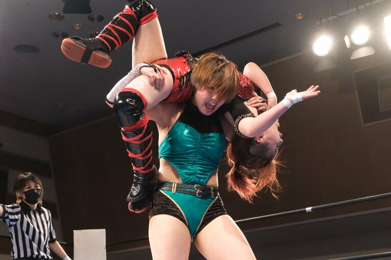 「女優vs交通情報のお姉さん」に18歳同士“意地の張り合い”対決も… 若手勢ぞろいの興行“ピースパ”に見る女子プロレスの未来(37)