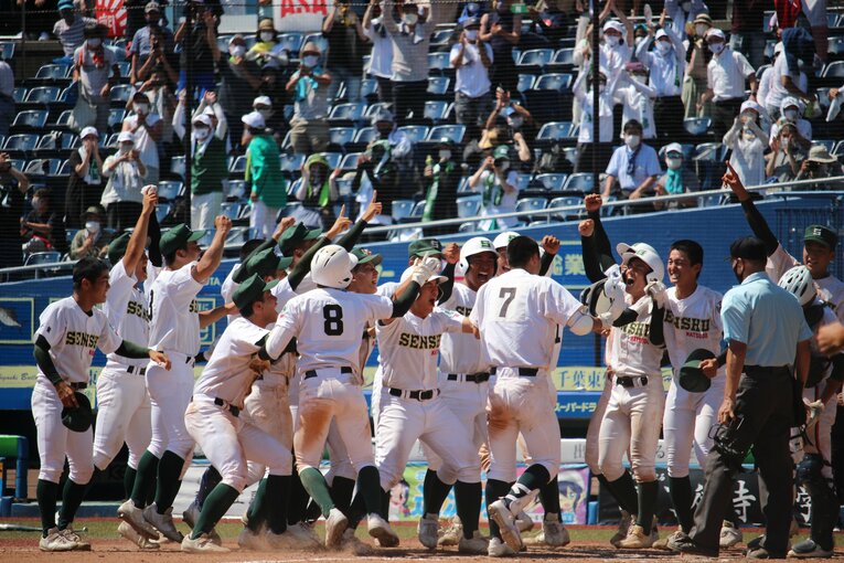 逆転満塁優勝ホームランを放った吉岡（7番）を迎え入れる専大松戸ナイン　©︎Mamu Takagi