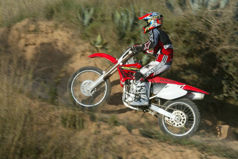 モトクロスでトレーニングする加藤大治郎　photograph by Satoshi Endo