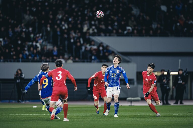 ハイボールを処理する田中碧　©Kiichi Matsumoto/JMPA