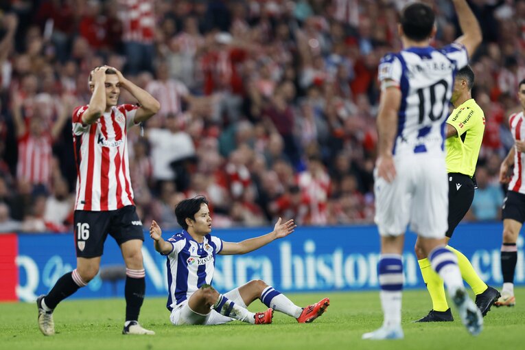 【テレビに映らないクボの素顔】バスクダービー、倒されて「ファウルでしょ」といった具合　©Daisuke Nakashima