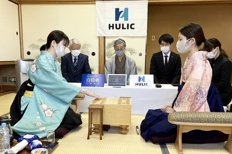 2022年の第2期白玲戦。第3期も、白玲と挑戦者を入れ替えての「里見香奈－西山朋佳」のカードとなった ／ photograph by Sankei Shimbun