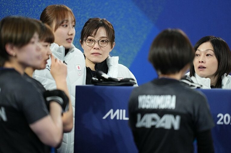 苦しい戦いが続いたミラノ・コルティナ五輪カーリング女子フォルティウスだが、小笠原歩はコーチとしてチームを支えていた ／ photograph by Tsutomu Kishimoto/JMPA