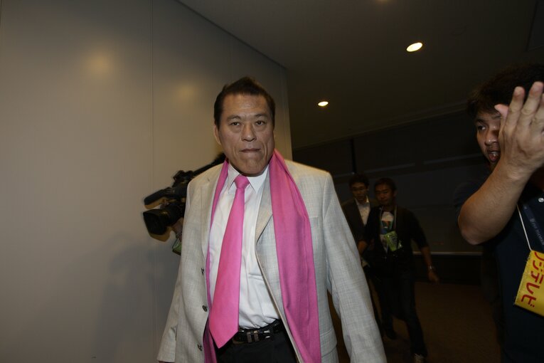 2009年、北朝鮮から帰国したアントニオ猪木。国会議員の役職を離れても北朝鮮に足を運んだ　©Shiro Miyake