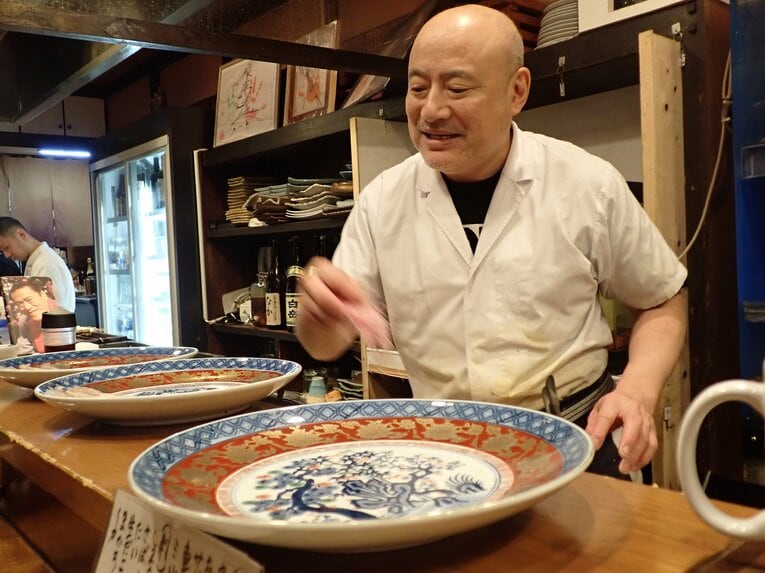 「藤よし」の厨房に立つサダさん　©Essei Hara