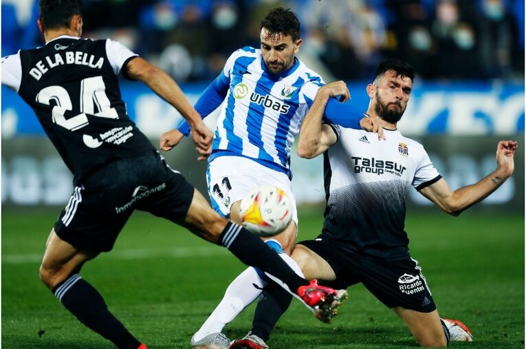 柴崎岳vs岡崎慎司が《ユニフォームを引っ張ってバチバチ》 撮影カメラマンが凍えそうな雨中で捉えた“熱いバトル”の瞬間(25)