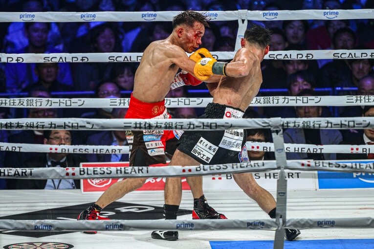 9回、堤聖也の右カウンターで前のめりに崩れ落ちる比嘉大吾（1枚目／全5枚） ©Takuya Sugiyama