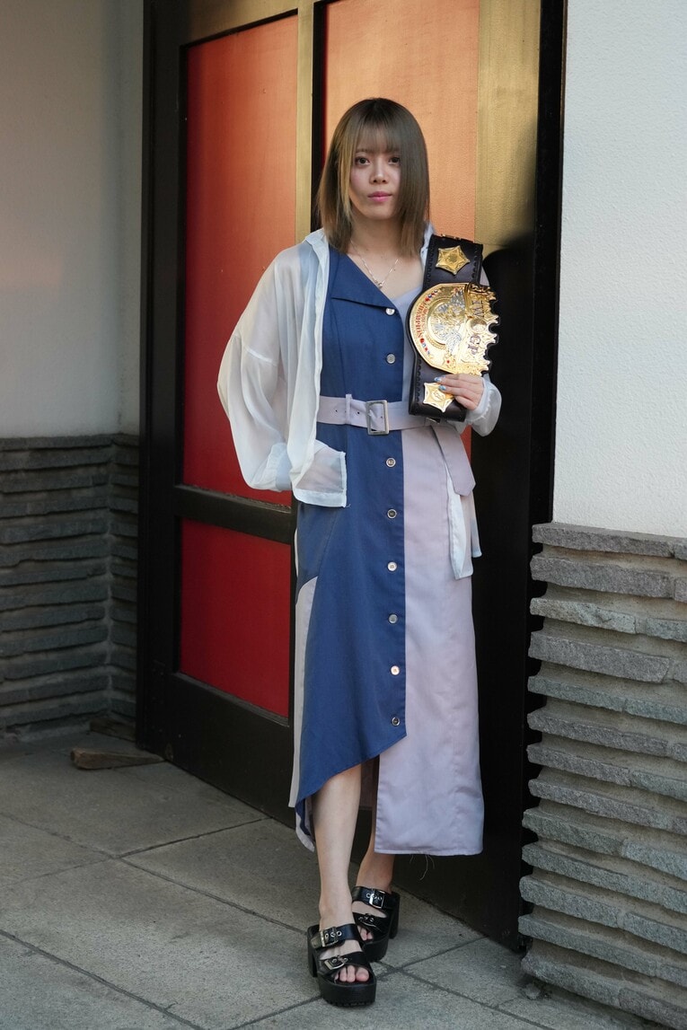 IWGPのベルトを手に取材に応じる岩谷麻優　©Essei Hara