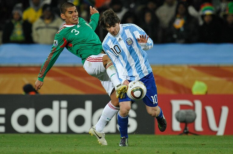 南アフリカW杯、アルゼンチンvsメキシコは決勝トーナメント1回戦で好ゲームを繰り広げた　©JMPA