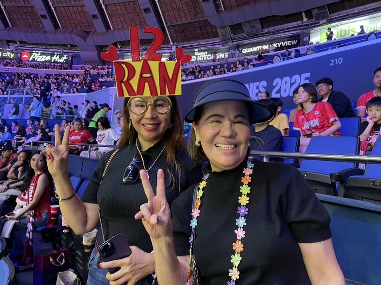 手作りの応援グッズを身につけて会場に駆けつけたフィリピンのファン。記者の声かけにも快く応じてくれた（筆者撮影）