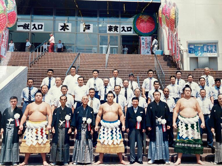 巡業中の千代の富士（写真中央／読者提供）