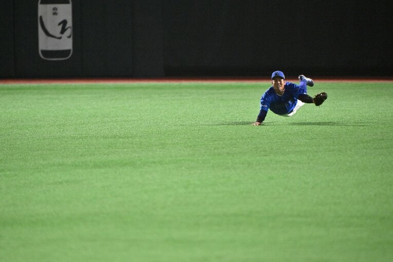 日本シリーズ第3戦、桑原将志の神ダイブからのスーパーキャッチを別アングルで（3枚目／全4枚中）　©Hideki Sugiyama