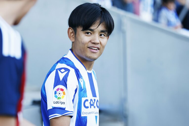 「クボは絶対フィットできる」現地ファンが期待… ソシエダ久保建英のユニ姿・力強さを日本人カメラマンがいち早く撮った〈子供に神対応〉(37)