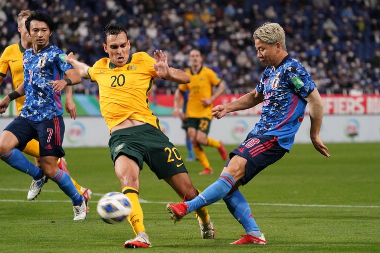 2021年10月12日のアジア最終予選、ホームでのオーストラリア戦。86分に浅野拓磨のシュートがオウンゴールを誘い、土壇場で振り切った（2－1）　　©Getty Images