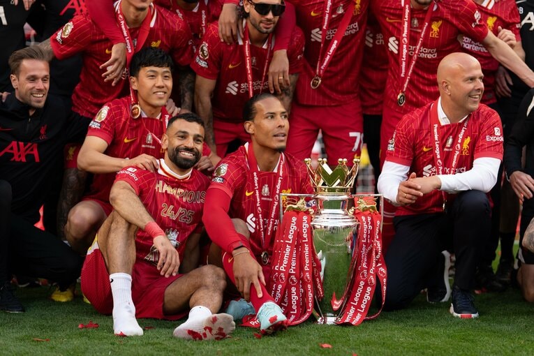 プレミア最終節後、サラーの肩を手に笑顔の遠藤　©Liverpool FC/Getty Images