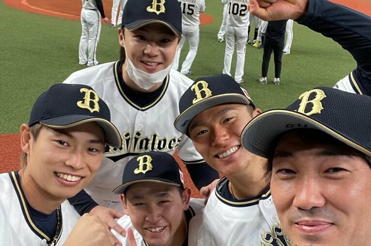 13年間、ブルペン捕手としてオリックスを支えてきた瓜野純嗣（右）。投手陣から厚い信頼を寄せられていた（写真は2021年リーグ優勝時／本人提供） ／ photograph by Sumitsugu Urino