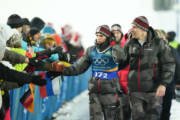 突然の金メダルに戸惑いながらも喜ぶオーストリア代表　©Tsutomu Kishimoto／JMPA