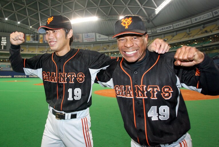 プロ9年目での初セーブを喜ぶ上原浩治（左）は、この日決勝打を放ったホリンズと勝利を喜んだ　©︎Sankei Shimbun