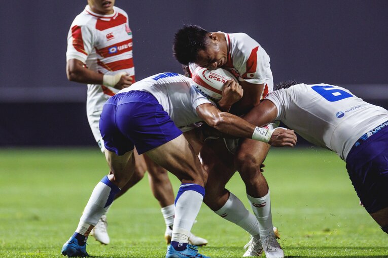 強烈なタックルを浴びても耐えるCTB長田智希　©︎Kiichi Matsumoto