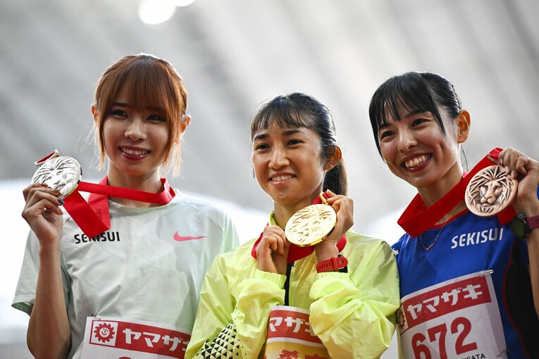 2位の山本有真（左、積水化学）、3位の森智香子（積水化学）とともに　©Asami Enomoto