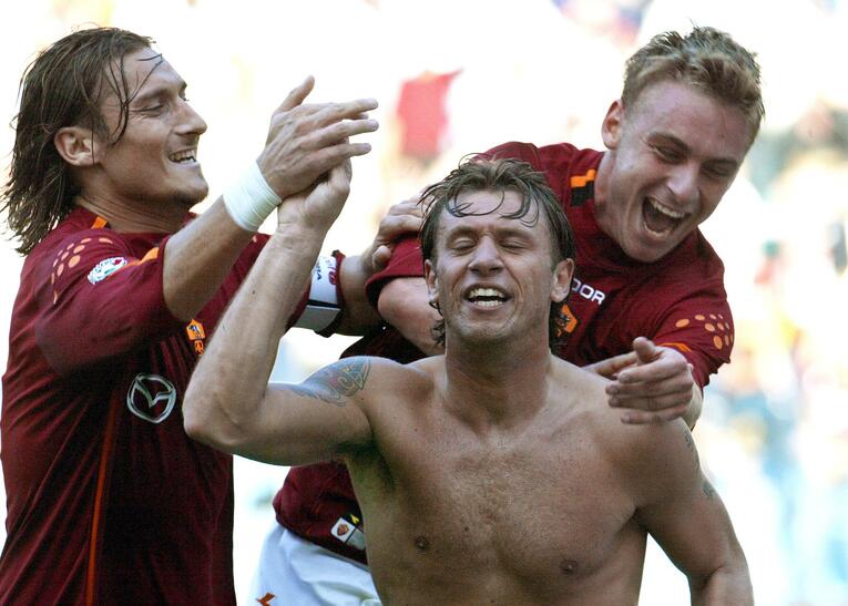 03年、カッサーノのゴールを祝福するトッティ（左）とデロッシ　©AFP/JIJI PRESS