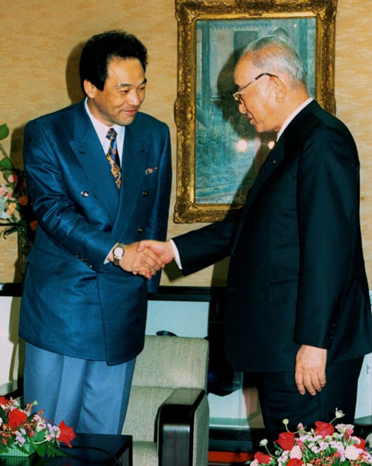 1996年11月28日、読売新聞本社で渡邉恒雄社長と会談した落合博満。巨人を退団することが決まり、最後は握手を交わした　©KYODO