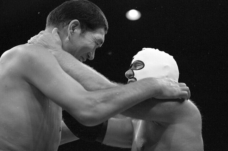 1993年7月28日、引退試合の1日前、馬場との最後の戦いを終えたデストロイヤー。互いに満身の笑みを浮かべて抱き合った。 ／ photograph by Essei Hara