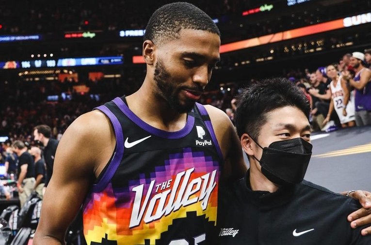 ミケル・ブリッジズと肩を組む玉川康平さん。2019-20シーズンからサンズに参画し、28年ぶりのNBAファイナル進出に貢献した ／ photograph by Phoenix Suns Social Media 