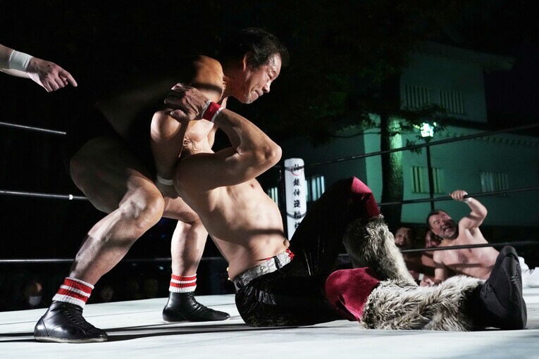 藤波辰爾のドラゴンスリーパー　©Essei Hara