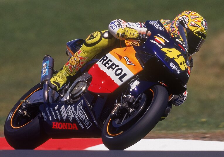 RC211Vで16戦中11勝を挙げた2002年のバレンティーノ・ロッシ　©Getty Images