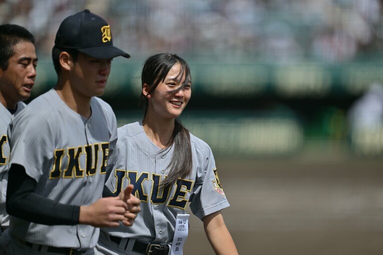 準々決勝・智弁和歌山戦で敗れ、肩を落とす選手を励ます星よつはさん　©Hideki Sugiyama
