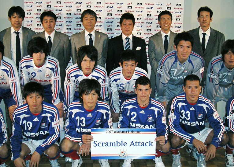 マリノス加入時の乾（前列左端）。後列右から2人目が当時の水沼コーチ。「貴史さんは厳しいところもあったけど、いつもニコニコしているコーチでした（笑）」（乾）　©JIJI PRESS