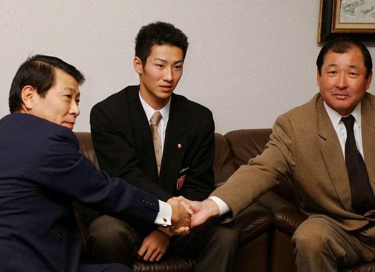 2002年ドラフト会議でロッテに1巡目指名された大阪桐蔭高校時代の西岡剛　©︎JIJI PRESS