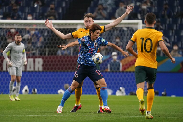 大迫勇也とサウターのマッチアップ。相手の体躯を苦にしない持ち前のキープ力を発揮した　©Getty Images