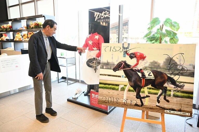 的場自身も展示を見るのはこの日が初めてだった　©Keiji Ishikawa